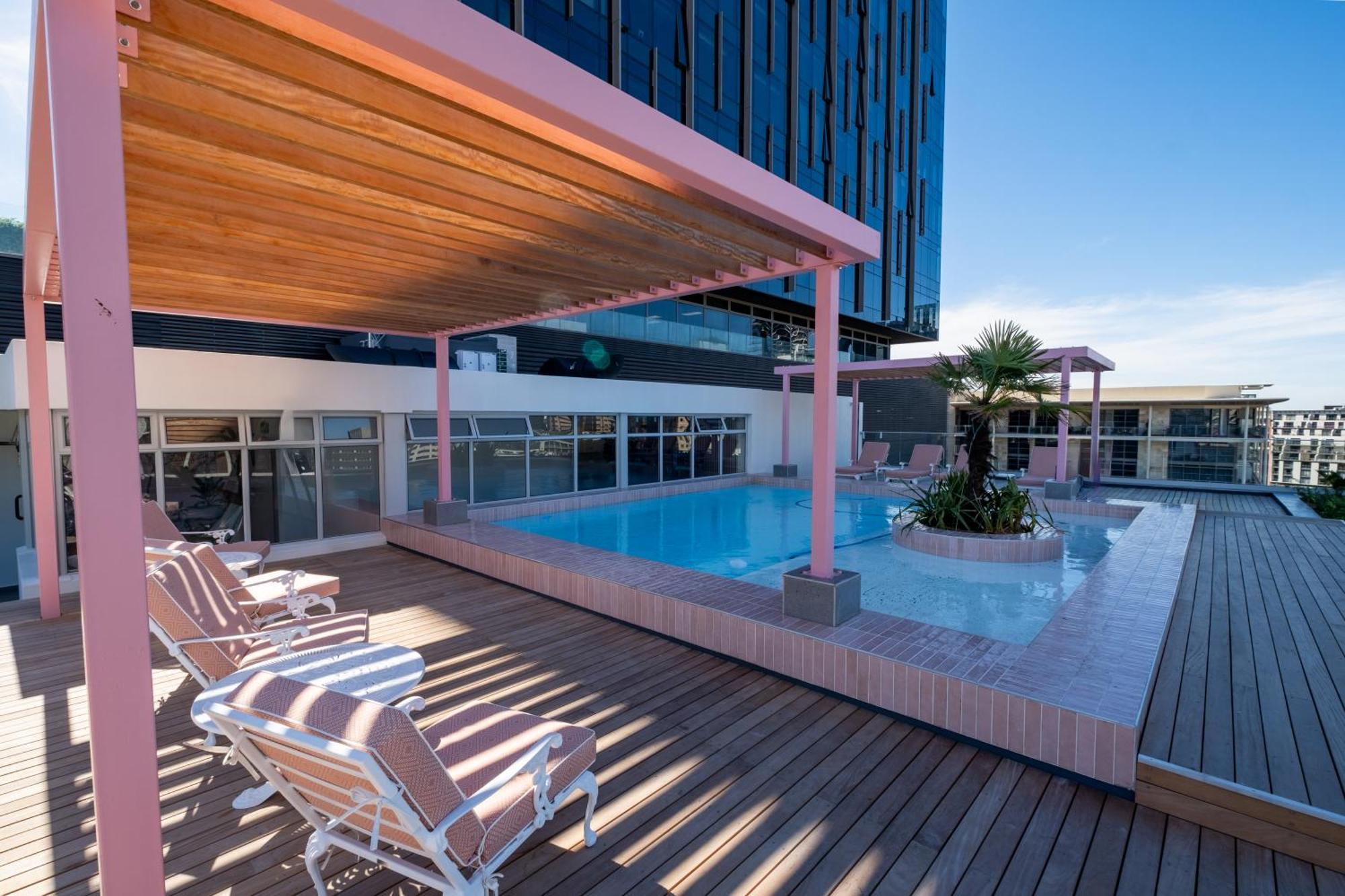 The Rose 603: Centre Aprt With Rooftop Pool