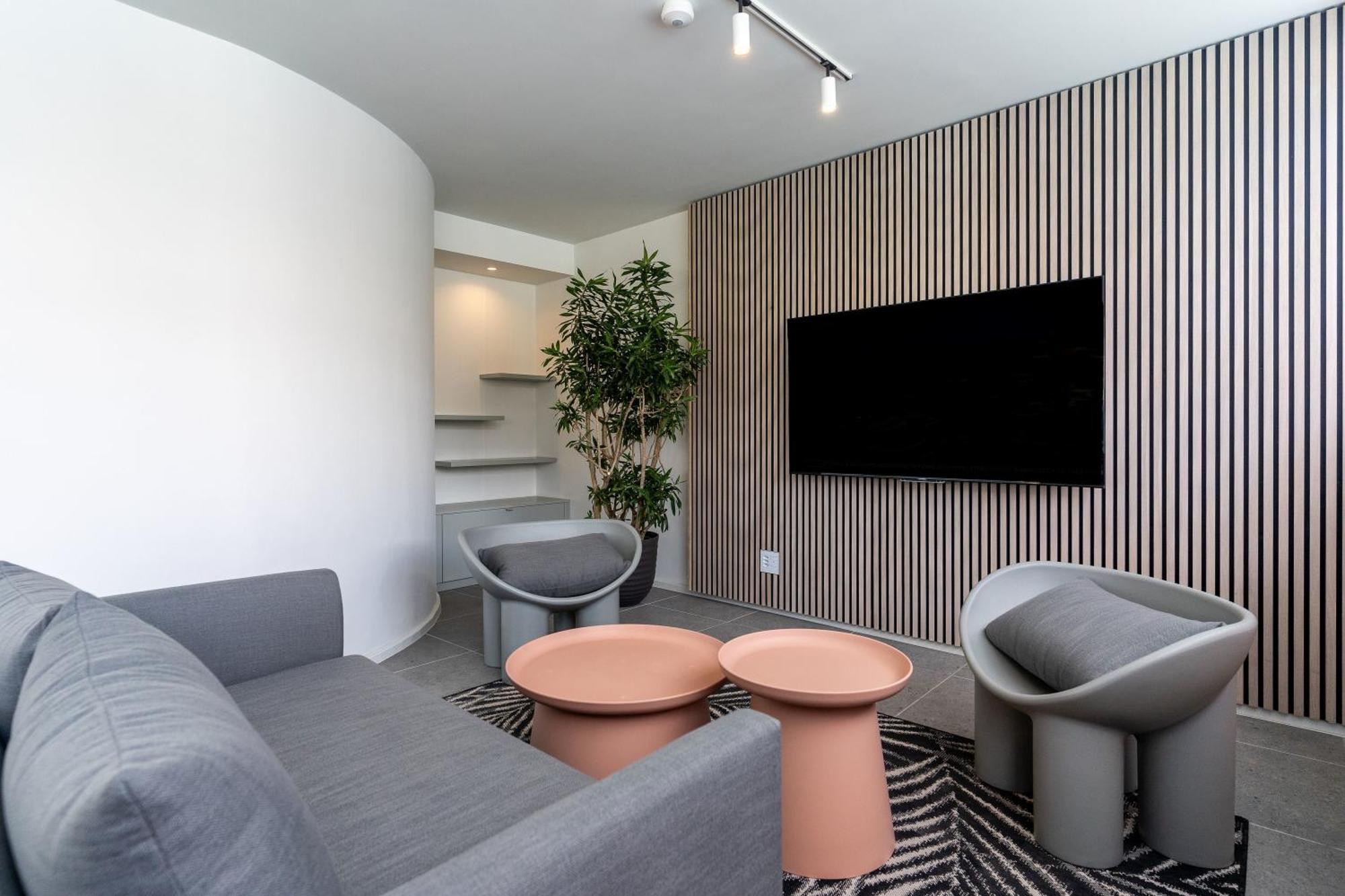 The Rose 603: Centre Aprt With Rooftop Pool *